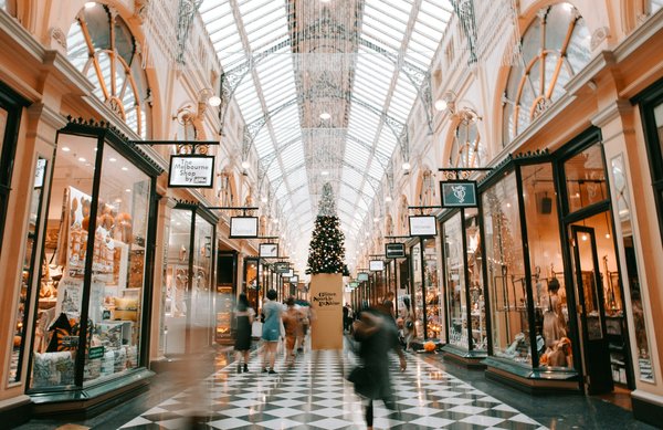 What Are the Best Practices for UK Retail Chains to Handle Peak Holiday Shopping?